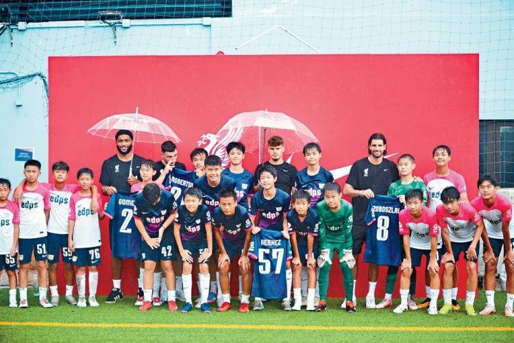开云体育-索博斯洛伊等4名利物浦球员与杰志U14互动，并进行队内训练赛