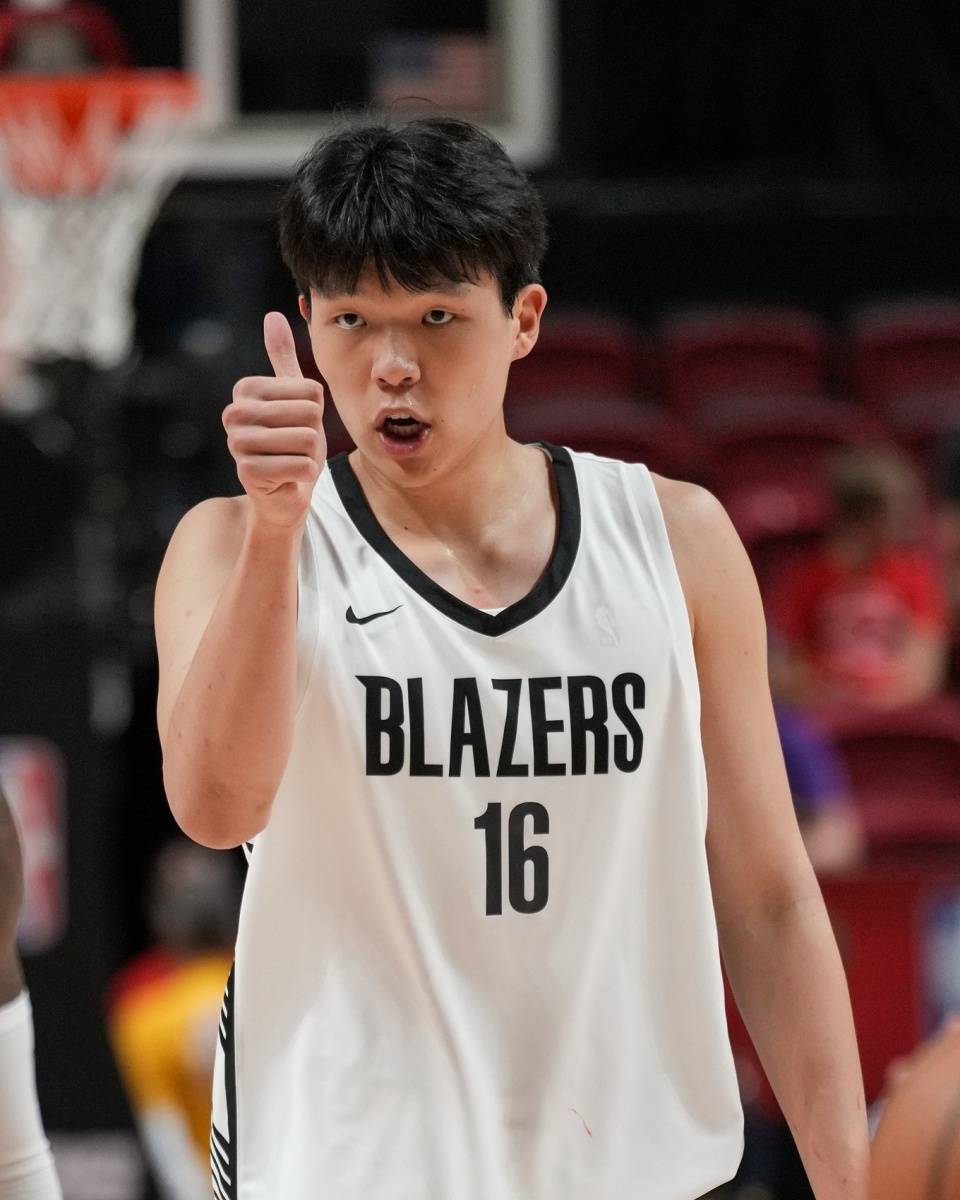 杨瀚森在NBA想要合影，约基奇马上回复了，这互动太有画面感了！