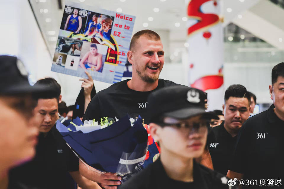 杨瀚森在NBA想要合影，约基奇马上回复了，这互动太有画面感了！