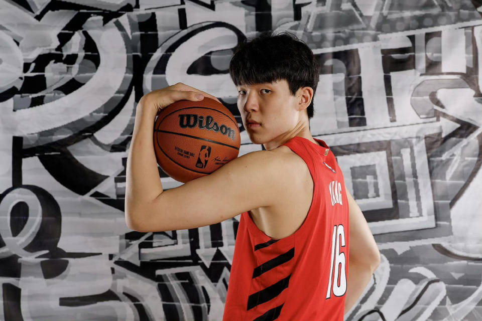 杨瀚森在NBA想要合影，约基奇马上回复了，这互动太有画面感了！