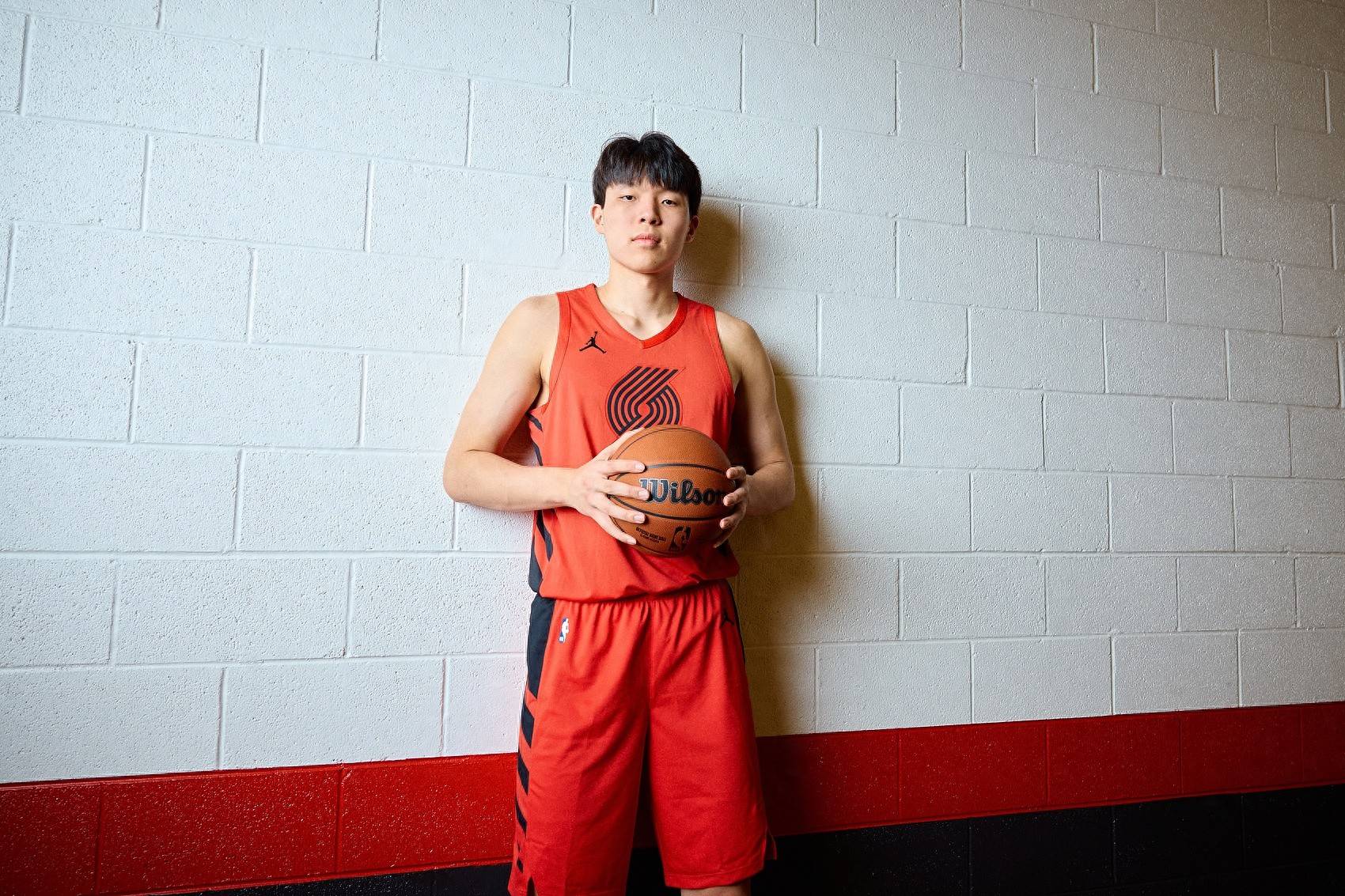 开云-又一NBA球星中国行！曝杨瀚森即将回国 将在青岛举办媒体见面会