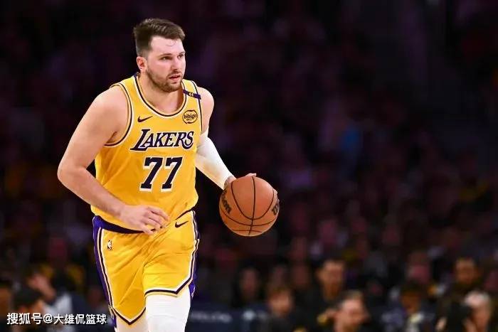 洛杉矶湖人队五换一，拿下犹他爵士内线，只为造三巨头夺冠