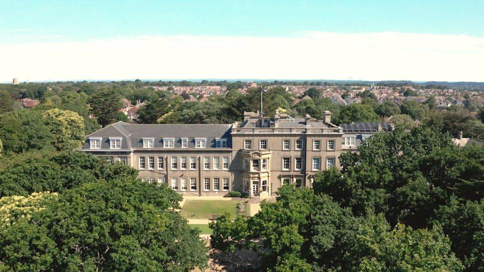 伯恩茅斯中学:艺体精英的摇篮,直通英伦顶尖学府