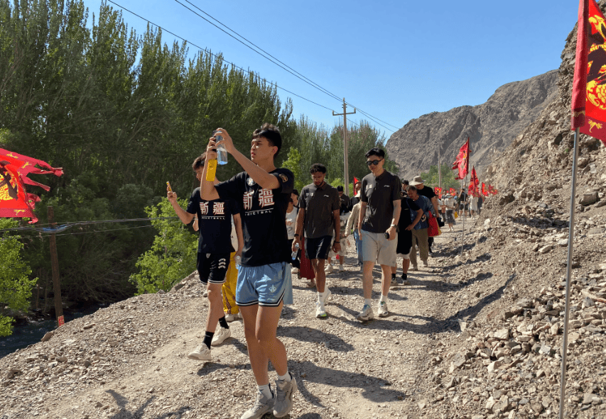 库尔勒铁门关通关仪式举行 CBA球员沉浸式体验丝路文化