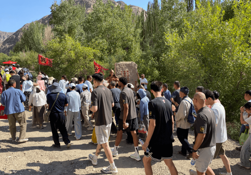 库尔勒铁门关通关仪式举行 CBA球员沉浸式体验丝路文化