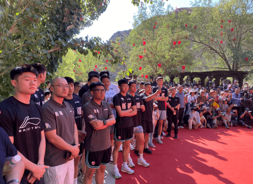 库尔勒铁门关通关仪式举行 CBA球员沉浸式体验丝路文化