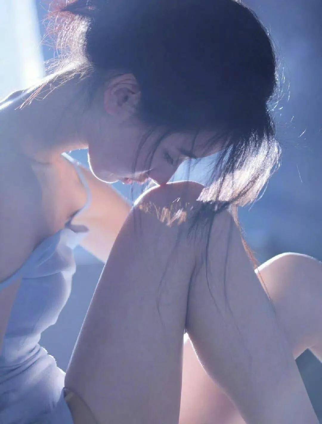 陈都灵大胆尝试御姐性感妩媚风格,浑身上下散发着成熟与热辣