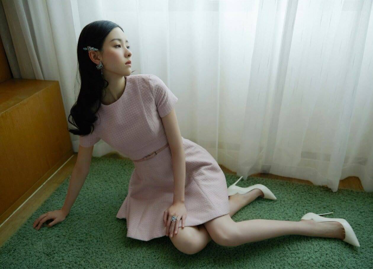 陈都灵大胆尝试御姐性感妩媚风格,浑身上下散发着成熟与热辣