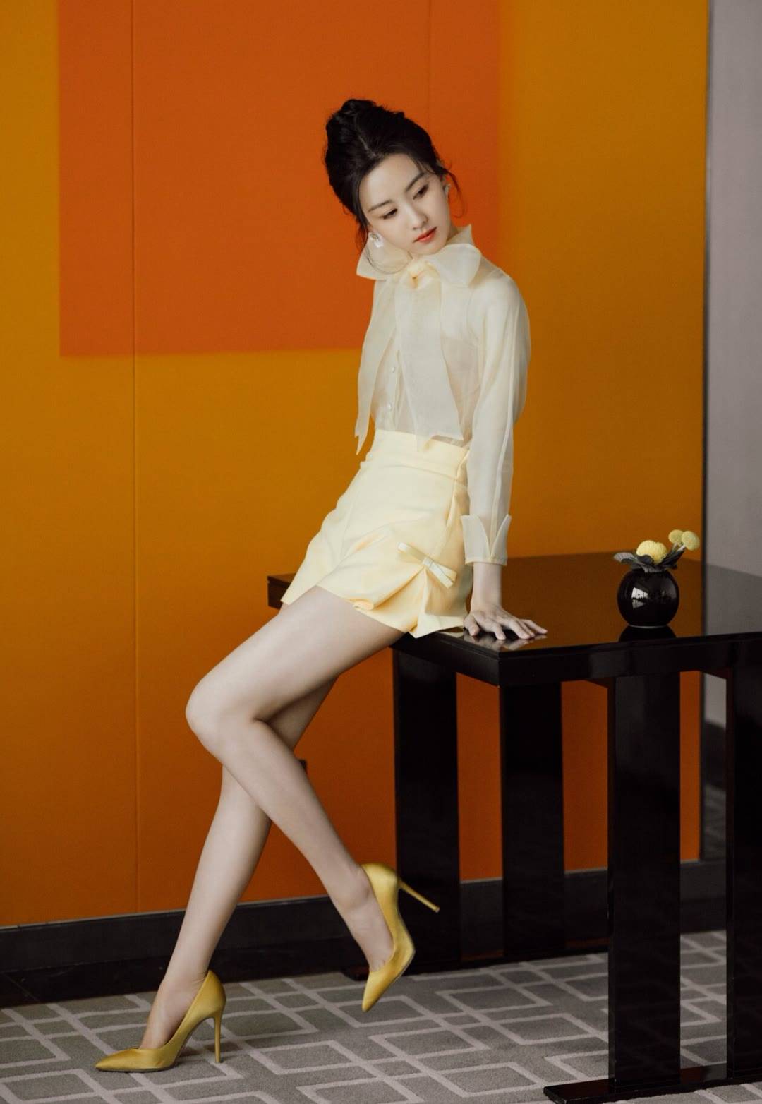 陈都灵大胆尝试御姐性感妩媚风格,浑身上下散发着成熟与热辣