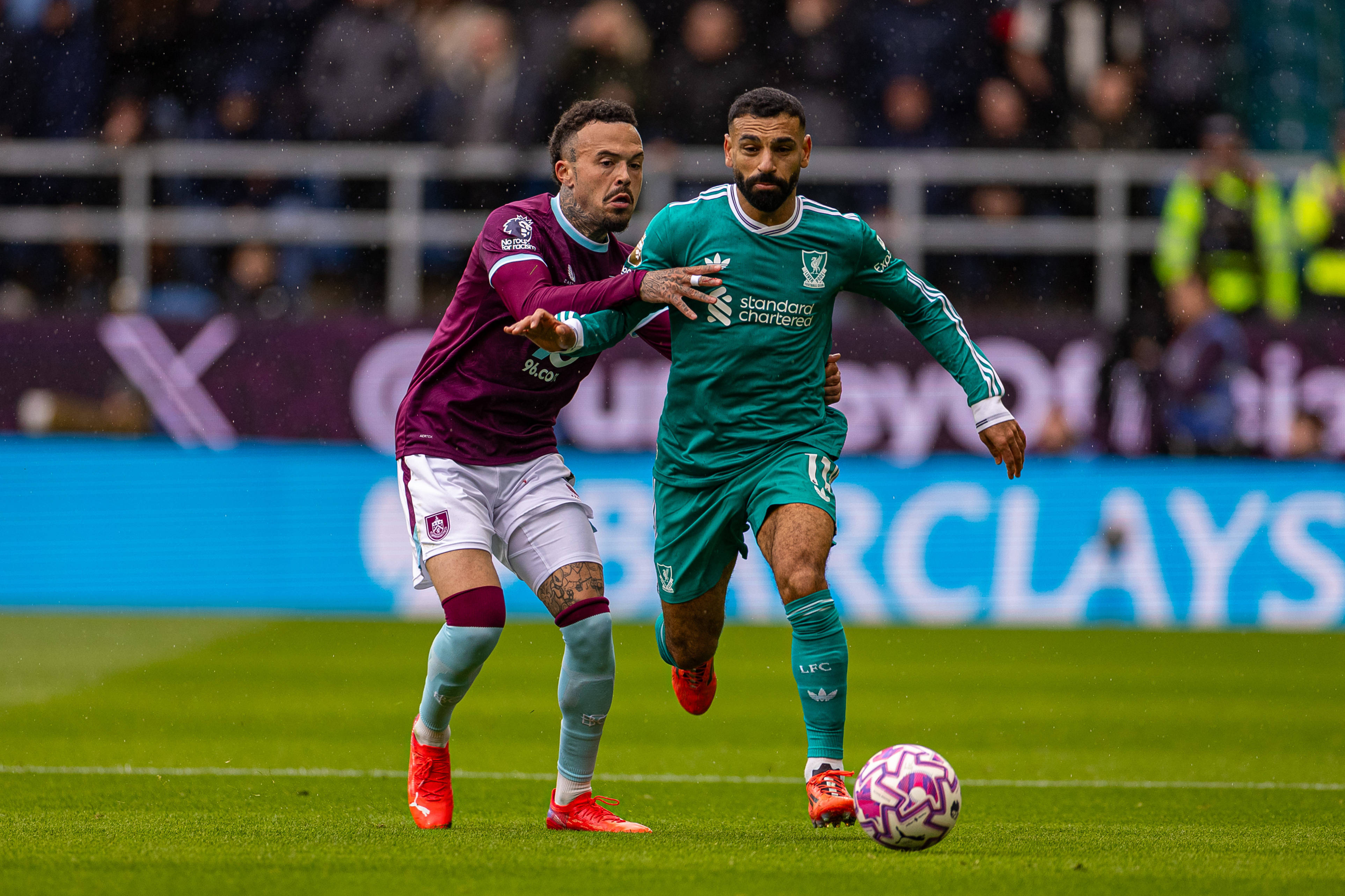 （体育）足球——英超：利物浦胜伯恩利