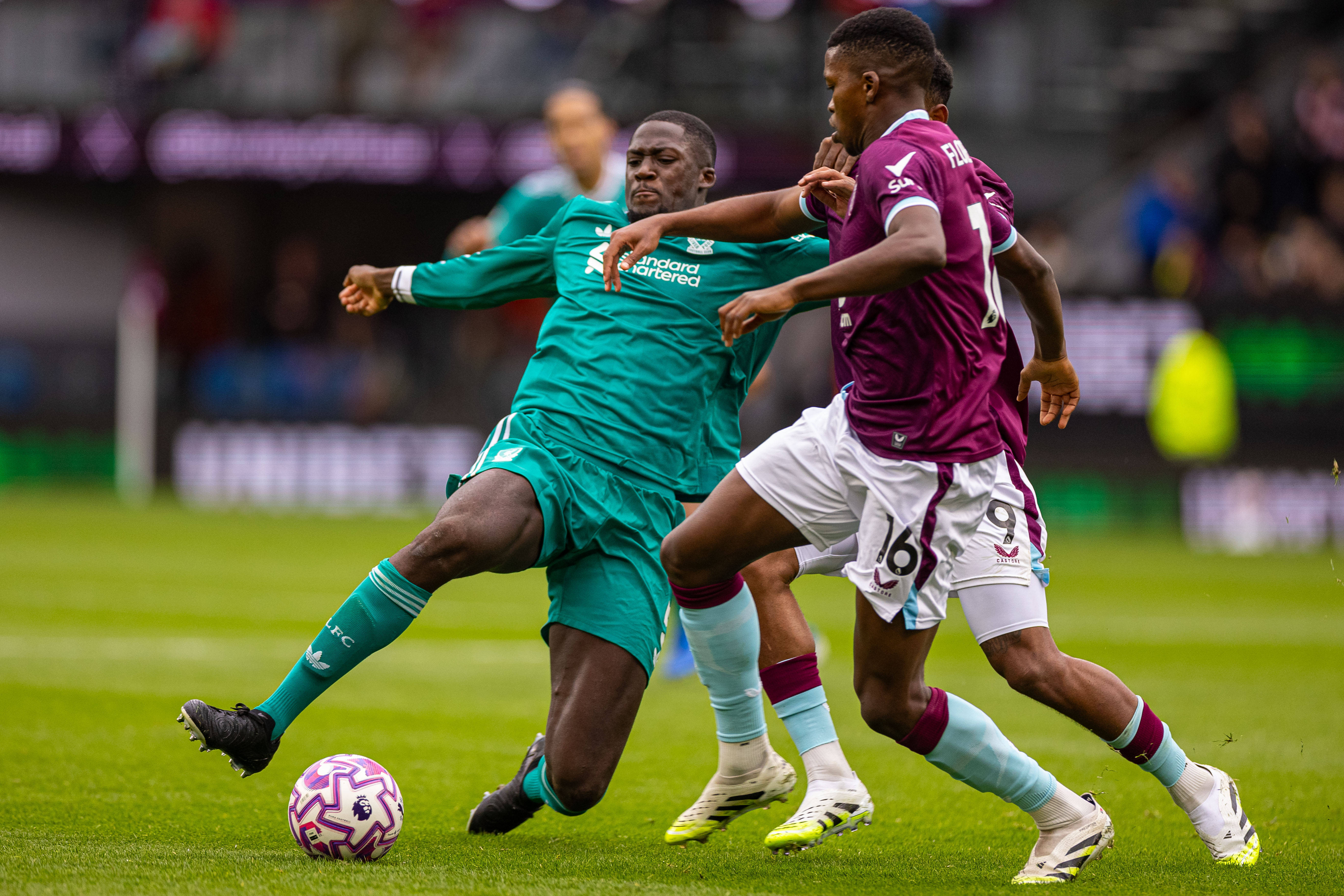 （体育）足球——英超：利物浦胜伯恩利