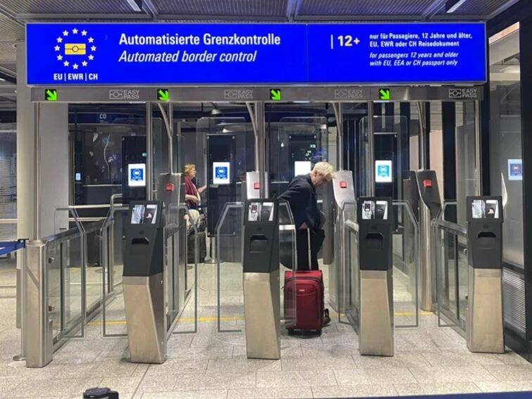 开云体育首页-在法兰克福转机